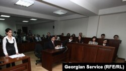 Во время суда должна вестись аудиозапись всех выступлений адвокатов, прокуроров, истцов, ответчиков, свидетелей и, конечно, судей