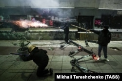 Участники протестов используют фейерверки в ответ на применение ОМОНом слезоточивого газа. Тбилиси, 7 декабря 2024 года