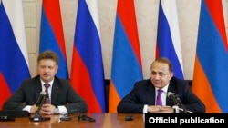 Armenia - Prime Minister Hovik Abrahamian (R) and Russian Transport Minister Maxim Sokolov address the press in Yerevan, 26Jun2015.