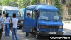 Основным видом общественного транспорта в Бишкеке являются микроавтобусы, которые вызывают недовольство горожан.