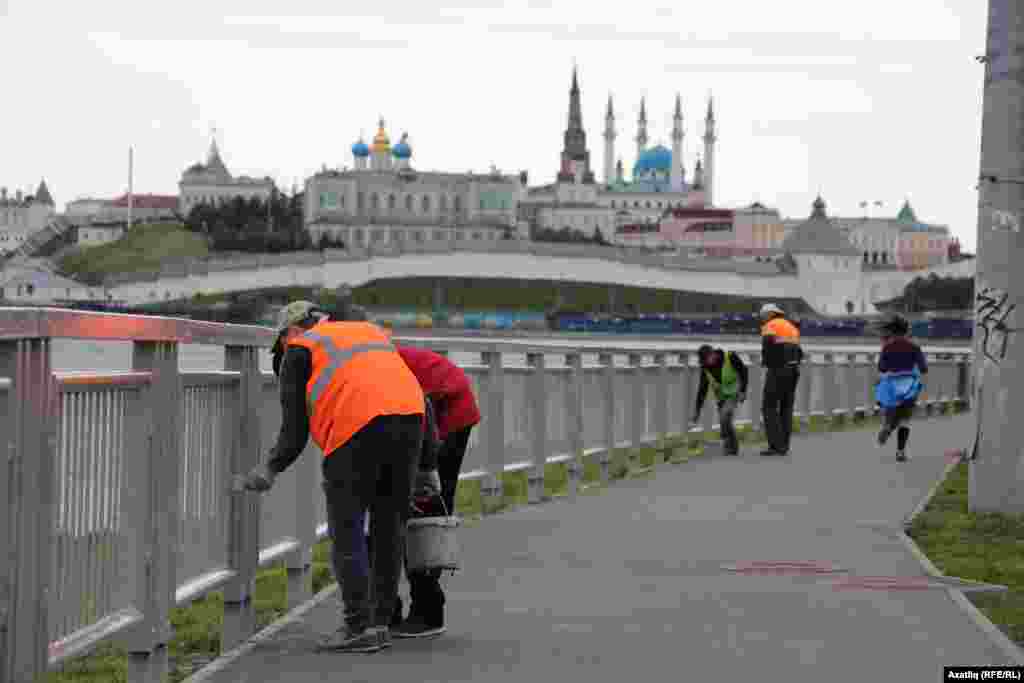 Казансу елгасы аша салынган Ленин дамбасында тимер рәшәткәләр һәр елдагыча быел да буялды. Казаннар ни өчен хакимият баштан ук күгәрми торган рәшәткәләр генә куймый икән дип аптырый.