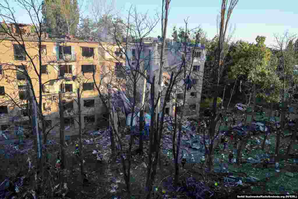 Керівництво Росії заперечує, що російська армія під час повномасштабної війни завдає цілеспрямованих ударів по цивільній інфраструктурі міст і сіл України, убиваючи цивільне населення і руйнуючи лікарні, школи, дитячі садочки, об’єкти енергетики та водозабезпечення