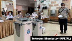 Кыргызстандагы добуш берүү учурунан бир көрүнүш. Бишкек, 11-июль, 2021-жыл.