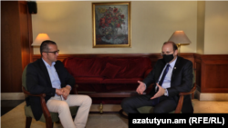 Կիպրոսի պաշտպանության նախարար Խարալամբոս Պետրիդիսը հարցազրույց է տալիս «Ազատություն» ռադիոկայանին, Երևան, ապրիլի 25, 2021թ.
