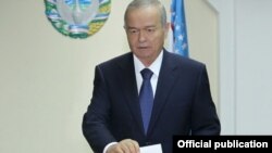 Президент Узбекистана Ислам Каримов на избирательном участке во время выборов в парламент и местные представительные органы. Ташкент, 21 декабря 2014 года.