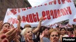 Armenia - Supporters of businessman Samvel Aleksanian demonstrate outside Yerevan's central covered market owned by him, 2Sep2013.