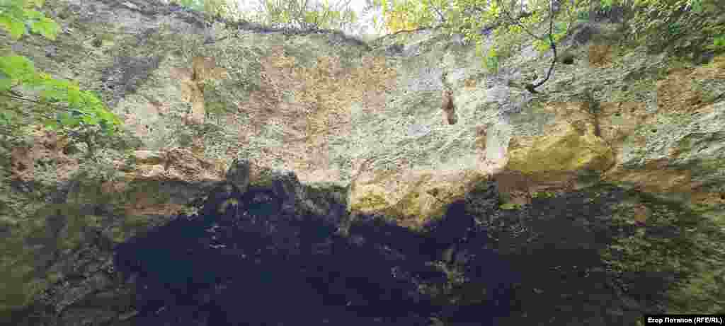 Стіни гроту і стеля – всі задимлені