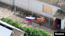 В ISW заявляють, що Міністерство оборони Росії використовує відео, на яких російські солдати тримають прапори в окремих населених пунктах, щоб стверджувати про захоплення цих населених пунктів