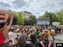 Финалът на Световното първенство по волейбол между България и Италия се излъчва пряко на голям екран, разположен пред сградата на общината в Сливен, 28 септември 2025 г.