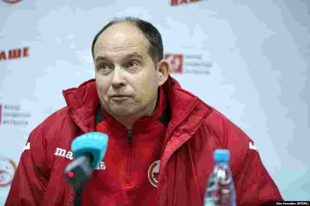Главный тренер сборной Кыргызстана Сергей Дворянков 