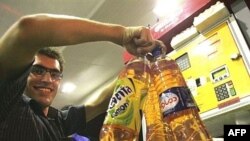 بدنبال سهمیه بندی بنزین در ایران مردم با گالن به سمت پمپ بنزین ها هجوم آوردند.