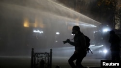 Полицията в Тбилиси използва водно оръдие, за да разпръсне протестиращи срещу правителството в Грузия, 7 декември 2024 г.