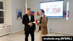 Цырымонія ўручэньня мэдаля ў Беларускім доме ў Вільні. Алег Грузьдзіловіч і Мікалай Пачкаеў. 30 кастрычніка 2025 году