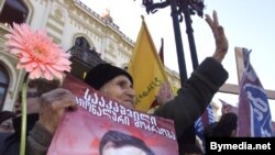 روز سه شنبه، دهم ماه مه ۲۰۰۵ ميلادی، در ميدان لنين سابق، ميدان آزادی امروز، در تفليس پايتخت گرجستان، جمعيتی انبوه شده بود که شمار آن را از يکصد هزار تا سيصد هزار برآورد کرده اند.