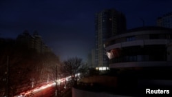 Російські обстріли залишили Одесу, Київ, Херсон та тисячі міст і сіл України без електроенергії, води і тепла. Темна Одеса: світиться там, де є генератори, а вулицю освітлюють лише фари автівок. 10 грудня 2022 року