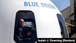 Джефф Безос у макеті свого космічного корабля, фото 2017 року