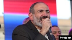 Премьер-министр Армении Никол Пашинян выступает на митинге на площади Республики в Ереване, 17 августа 2018 г.