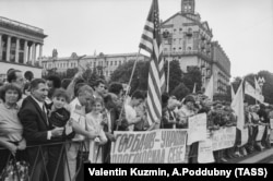 Демонстранти в центрі Києва під час візиту до України президента США Джорджа Буша. Київ, 5 серпня 1991 року