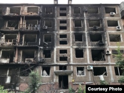 Вигорівші будинки Маріуполя після російських авіанальотів