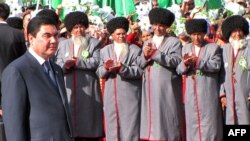 Президент Туркменистана Гурбангулы Бердымухамедов перед открытием заседания совета старейшин страны. Дашогуз, 14 мая 2010 года.