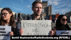 Kyivdeki Mustaqillik meydanında Qırımlı vatandaş jurnalisti Nariman Memedeminovğa qol tutuv aktsiyası. 2019 senesi oktâbrniñ 1-i. Arhiv fotoresimi