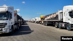 Humanitar yardım daşıyan yük maşınları "Rəfah" keçidindən Qəzza zolağına daxil olur.