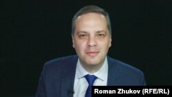 За словами Володимира Мілова, у нього є важлива ділянка роботи, тому, порадившись із колегами, він вирішив виїхати з Росії, щоб не потрапляти в «арештну ситуацію»