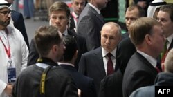 ولادیمیر پوتین و محمد بن زاید آل نهیان در غرفه امارات در همایش بین‌المللی سن‌پترزبورگ، ۲۶ خرداد ۱۴۰۲