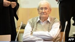 Оскар Ґренінґ чекає на початок судового засідання, 21 квітня 2015 року