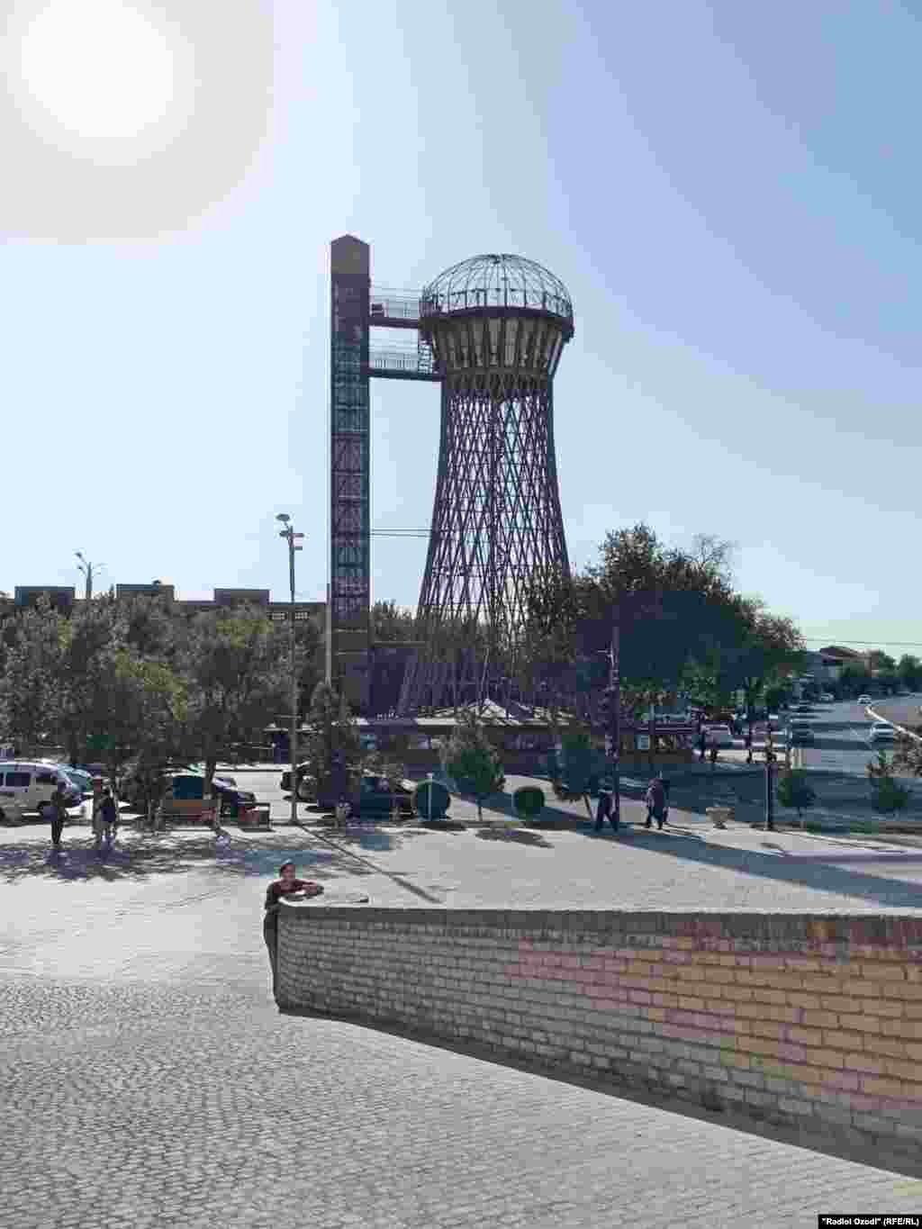 Манораи Шухов дар назди арки Амири Бухоро