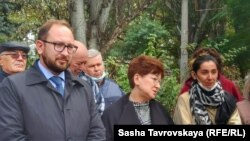 Advokat Nikolay Polozov (sol tarafta), advokat Emine Avamileva (ortada) ve Leviza Celâlova, Nariman Celâlnıñ apayı (sağ tarafta)