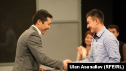 "Тиричилик" тасмасы үчүн 1-орунду ээлеген Бексултан Абубакирге "Азаттык Медиа" мекемесинин жетекчиси Султан Каназаров сыйлык тапшырууда. 09.02.2015-ж.