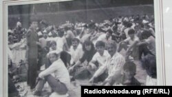 Молода чорноволоса жінка і темному одязі у центрі фото Сафінар Джемілєва, справа перед нею Алі Хамзін