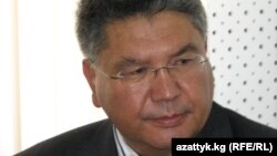 Макаланын автору, ШУАРдагы "Тил жана котормо" журналынын ​жооптуу редактору, филология илимдеринин доктору Макелек Өмүрбай уулу.  