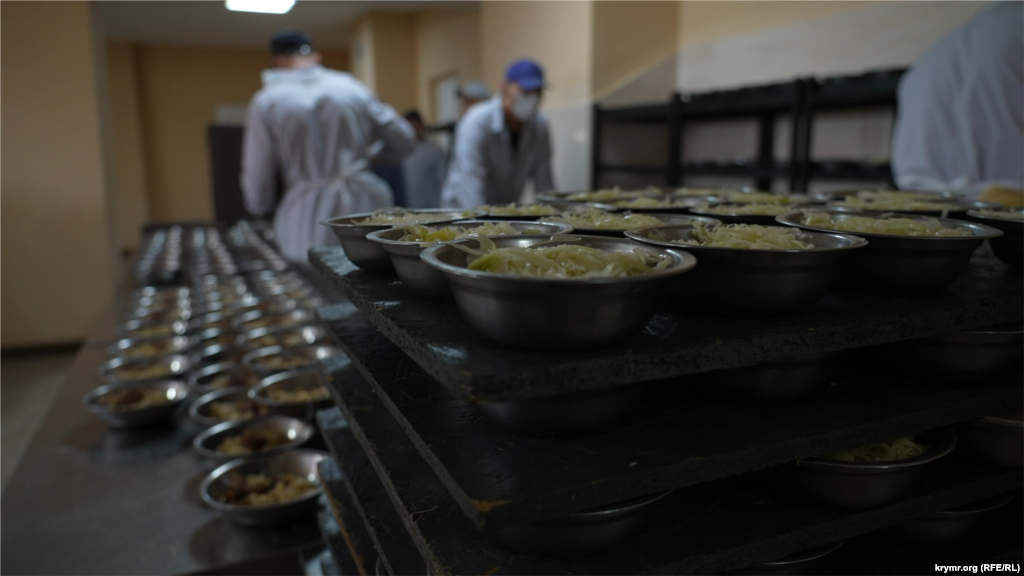 Їдальня в таборі для військовополонених. Їжу військовополонені готують собі самі. Також вони прибирають і миють посуд. Цього дня на обід приготували борщ, кашу з м&#39;ясом та салат із капустою. Працівники табору в цій їдальні не харчуються. Наша операторка Ганна Кудрявцева спробувала цю їжу та відгукувалася, що було смачно