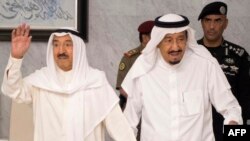 امیر کویت (نفر سمت چپ) دو هفته پیش برای میانجیگری بین قطر و کشورهای عرب منطقه با ملک سلمان پادشاه عربستان دیدار کرد.