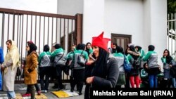 زنان در پشت نرده‌های ورزشگاه آزادی در یکی از بازی‌های پرسپولیس در ۱۹ آبان ۹۷