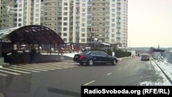 Кортеж Гройсмана виїжджає з підземного паркінгу