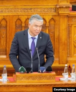 Кыргыз эл жазуучусу, ТҮРКСОЙ уюмунун жетекчиси Султан Раев мажар парламентинде. 2024-жыл.