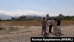 Мэр сейил бакта сатылып, жеке колдо турган бош жер тилкелери парктын балансына кайтарыларын айтты. Бирок буга жер ээлери макул эмес.