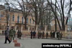 Адміністрацыйныя будынкі дагэтуль пад узмоцненай аховай