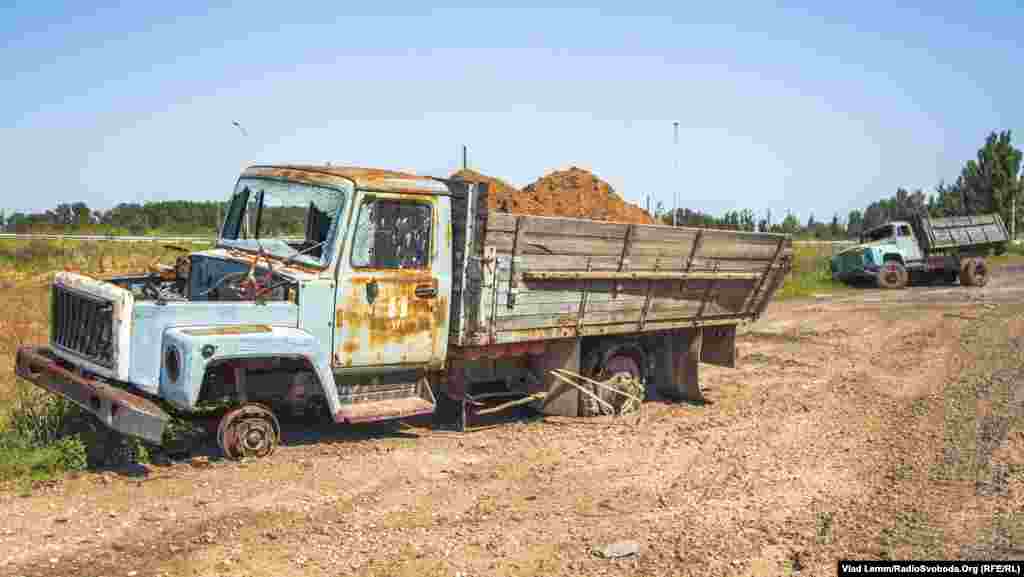 Знищені&nbsp;вантажівки перед блокпостом &laquo;Республіка міст&raquo;