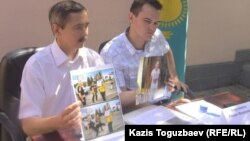 Исполняющий обязанности генерального консула Украины в Алматы Сергей Бобошко (слева). Алматы, 30 августа 2014 года.