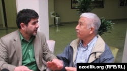 Чиғатой Кўчар (ўнгда) ва мақола муаллифи Шуҳрат Бобожон суҳбатлашмоқда.