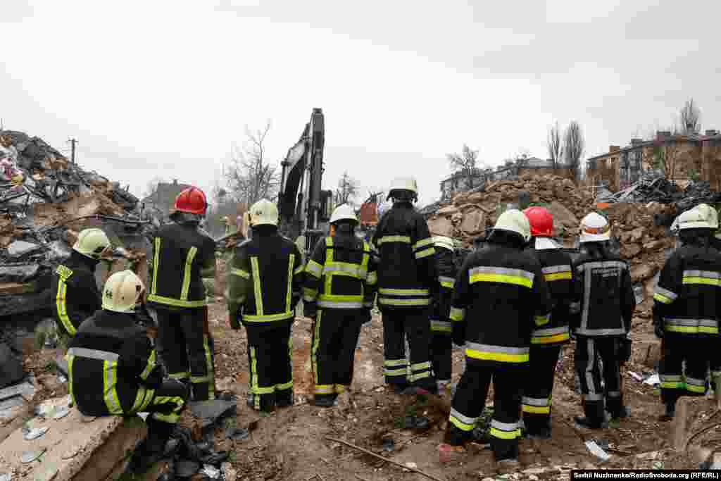 Рятувальники продовжують розбирати завали знищених будинків, квітень 2022 року / Праворуч – будівельник показує план будинку, який буде зведений на місці зруйнованого, квітень 2025 року