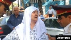 Гульчехра Шодмонова была задержана во время акции протеста у здания офиса ОБСЕ в Душанбе