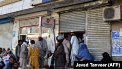 Қандаҳордаги банк олдида пул олиш учун навбатда турганлар-20 сентябрь, 2021