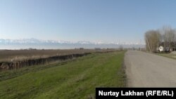 Некоторые участки земель близ сёл в Алматинской области окружены рвом. Алматинская область, 9 апреля 2018 года.