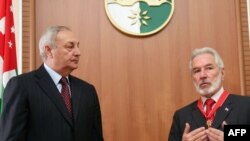 Президент Абхазии Сергей Багапш (слева) и министр иностранных дел Никарагуа Самуэль Сантос Лопес 
