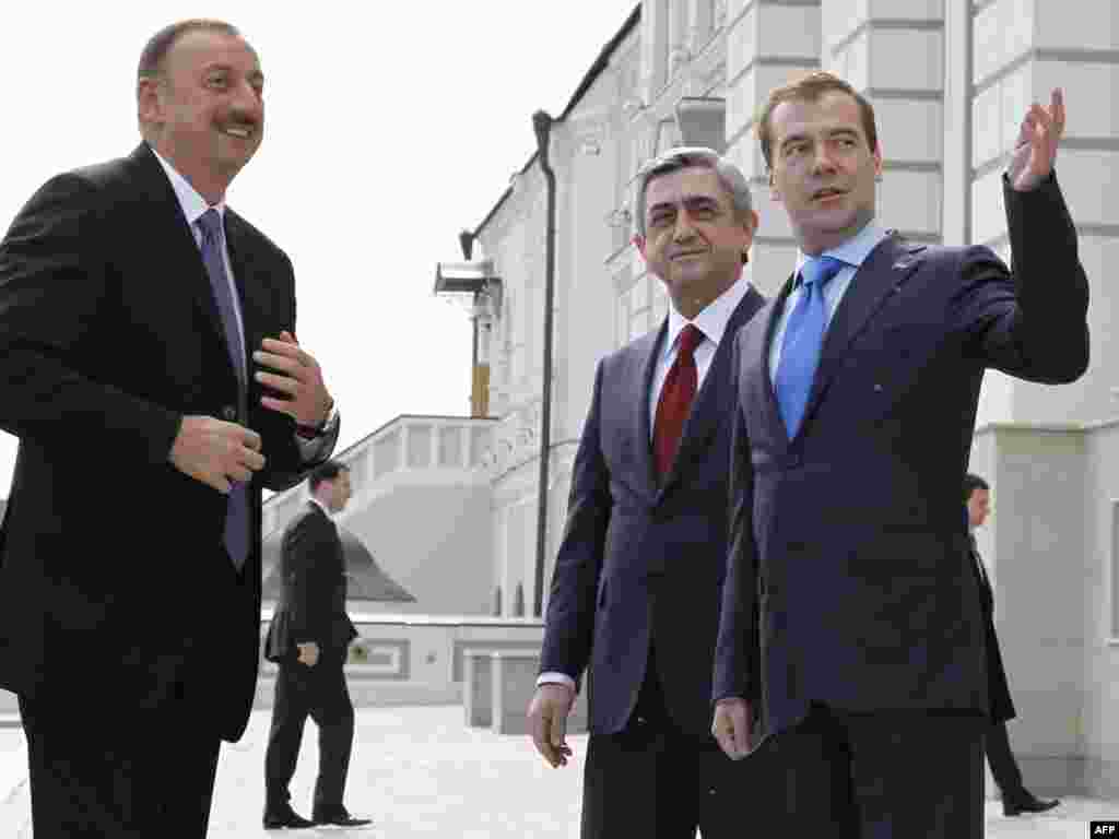 Росия -  Дмитрий Медведев приветствует Сержа Саргсяна и Ильхама Алиева, Казань, 24 июня 2011 - RUSSIAN FEDERATION, Kazan : Russian President Dmitry Medvedev (R) welcomes his Armenian counterpart Serzh Sarkisian (C) and Azerbaijan's President Ilham Aliyev (L) during their meeting in Kazan on June 24, 2011. The rival leaders of Armenia and Azerbaijan were to meet at a summit hosted by Russia on Friday to seek a breakthrough on a territorial row that world powers fear could again erupt into armed conflict. The meeting in the Russian Volga city of Kazan between Armenian President Serzh Sarkisian and his Azerbaijani counterpart Ilham Aliyev, supervised by Russia's Dmitry Medvedev, is accompanied by rare optimism. RIA NOVOSTI / KREMLIN POOL / DMITRY ASTAKHOV 